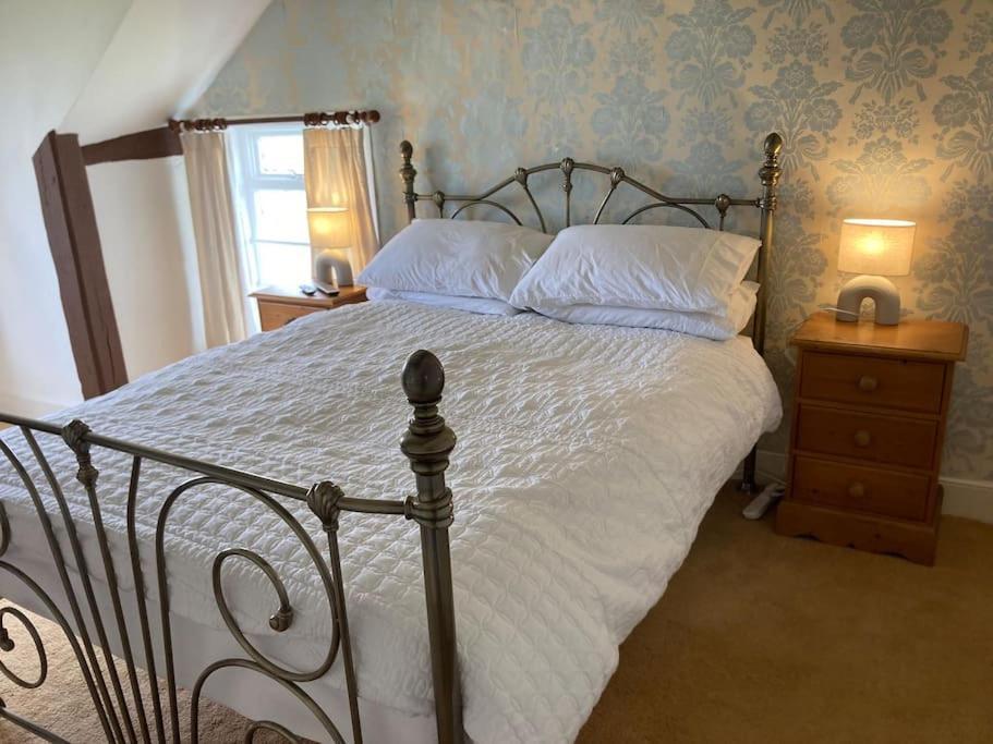 Bryntirion Farmhouse Rooms Llanfair Caereinion Buitenkant foto
